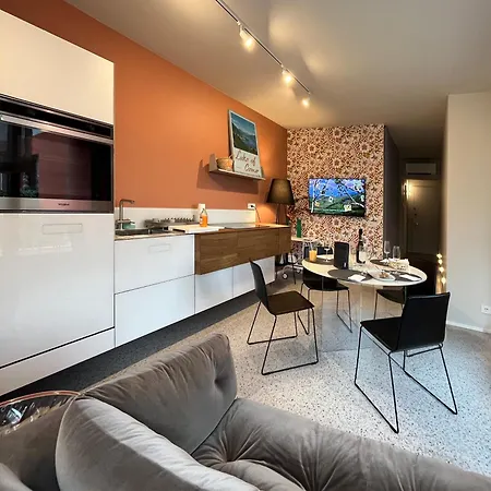 Nest With Private Garage *