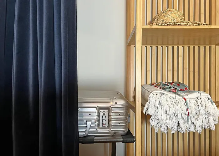 Nest With Private Garage Apartman *