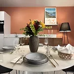 Nest With Private Garage *